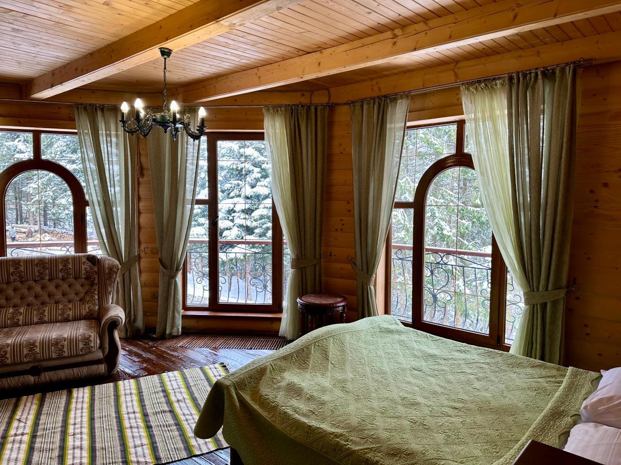 Dykyi Med Hotel *